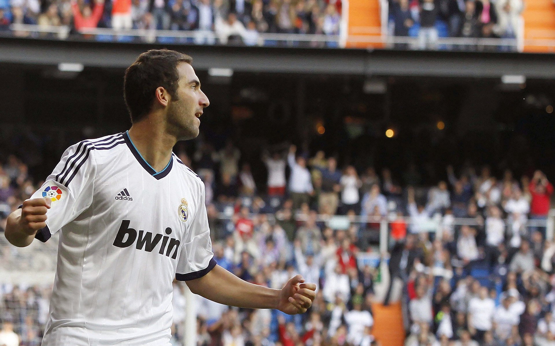 AC米兰连续多胜,登顶积分榜,ac米兰历年积分